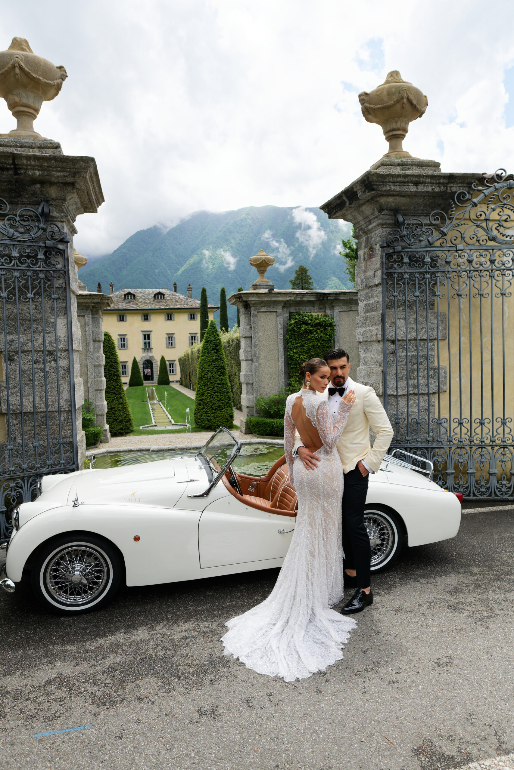 Couple at the gates of Villa Balbiano on Lake Como — a destination wedding by ELLEFFEVENTS