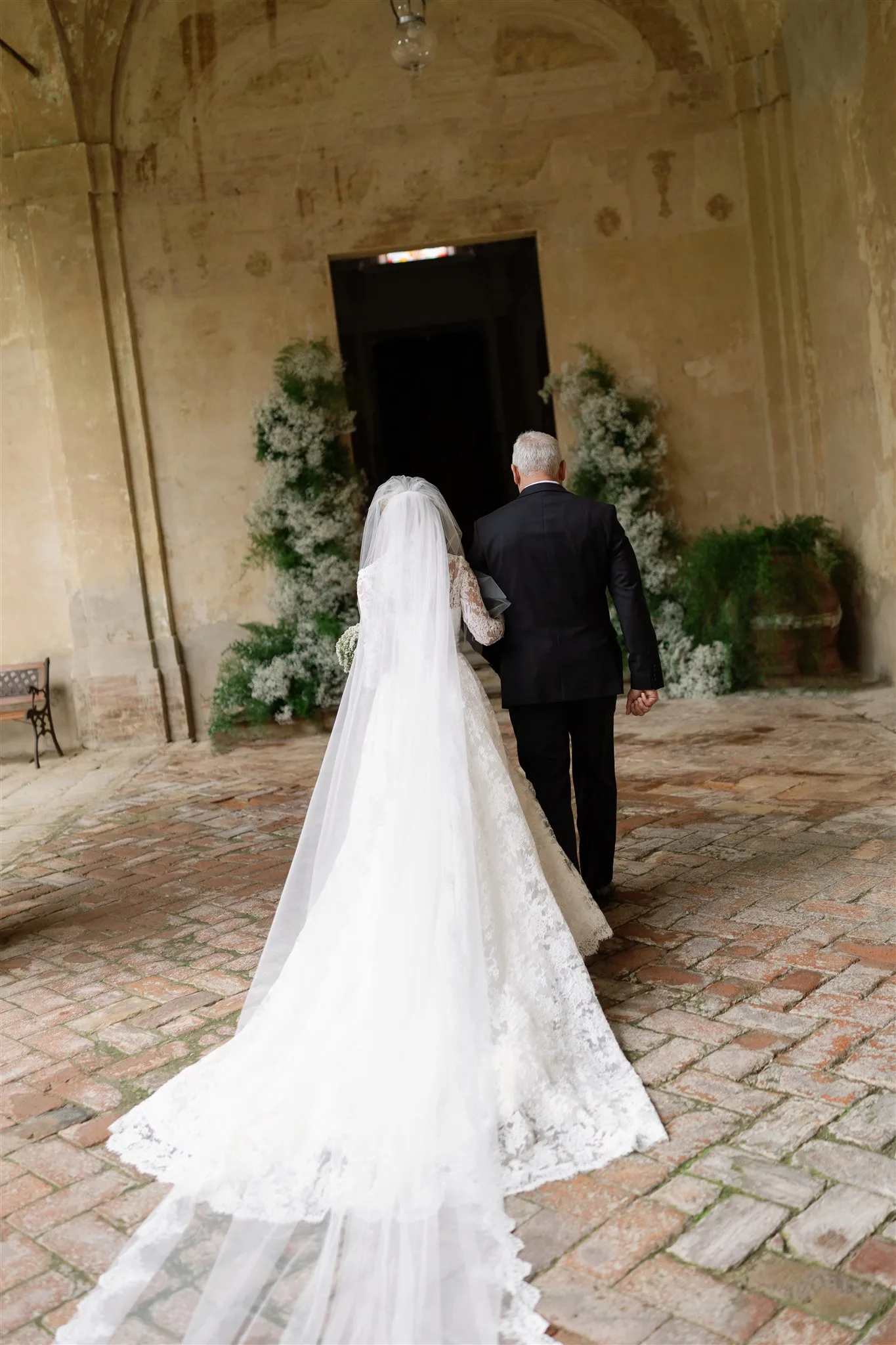 Tuscany destination wedding at Villa Catignano by ELLEFFEVENTS